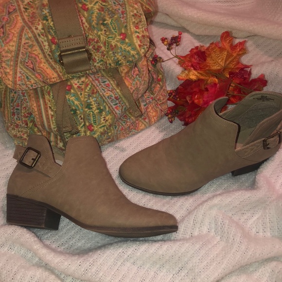 Madden Girl Shoes - Madden Girl sz 6.5 Braided Ankle Tan Bootie